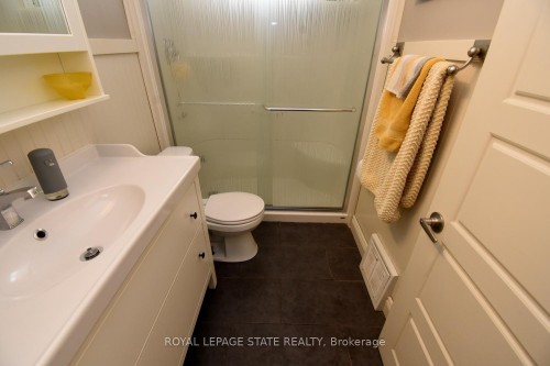 302 East 27Th Street, Hamilton, ON - Indoor Photo Showing Bathroom