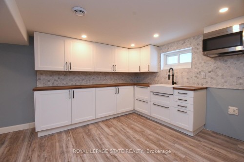 302 East 27Th Street, Hamilton, ON - Indoor Photo Showing Kitchen