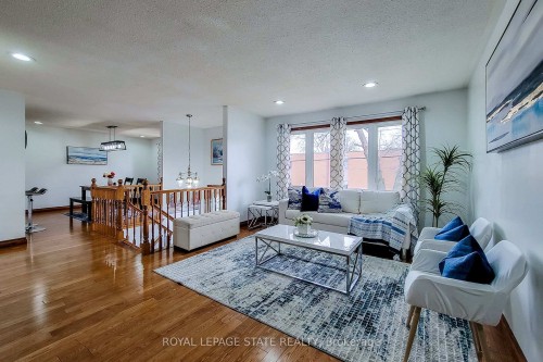 114 Juanita Drive, Hamilton, ON - Indoor Photo Showing Living Room