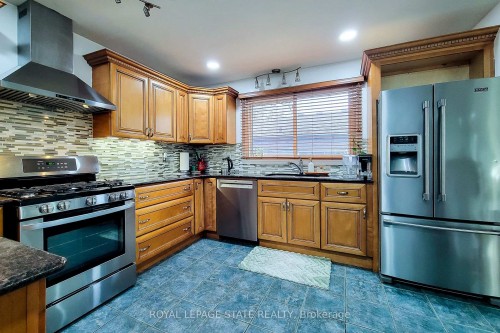 114 Juanita Drive, Hamilton, ON - Indoor Photo Showing Kitchen