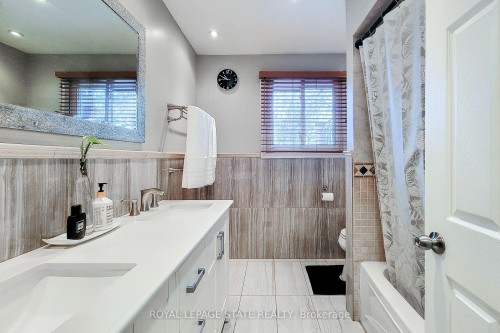 114 Juanita Drive, Hamilton, ON - Indoor Photo Showing Bathroom