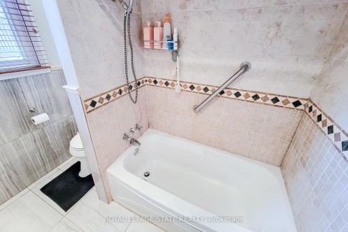 114 Juanita Drive, Hamilton, ON - Indoor Photo Showing Bathroom