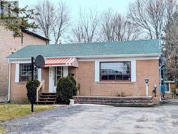 105 ROCKPORT CRESCENT Richmond Hill, ON L4C 2M1