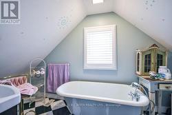 Ensuite Bathroom w/ Soaker Tub - 