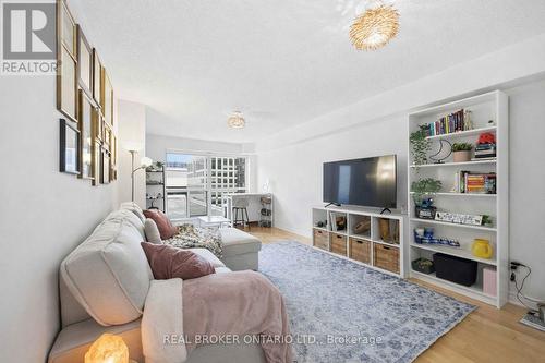 636 - 250 WELLINGTON STREET W  Toronto, ON M5V 3P6