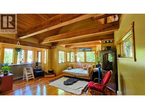 8496 B Procter Road E, Procter, BC - Indoor Photo Showing Living Room
