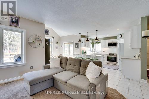609 Simon Street, Shelburne, ON - Indoor Photo Showing Living Room