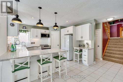 609 Simon Street, Shelburne, ON - Indoor Photo Showing Kitchen With Upgraded Kitchen