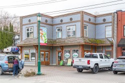 674 MEMORIAL Ave Qualicum Beach, BC V9K 1S8