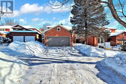 30 MOFFAT CRESCENT  Aurora, ON L4G 4Z8