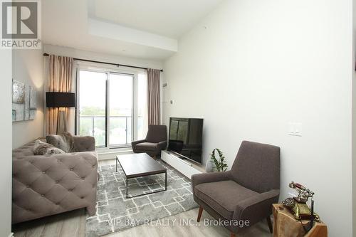 511 - 9618 Yonge Street, Richmond Hill, ON - Indoor Photo Showing Living Room