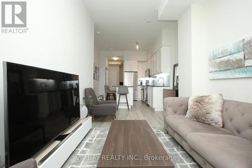 511 - 9618 Yonge Street, Richmond Hill, ON - Indoor Photo Showing Living Room