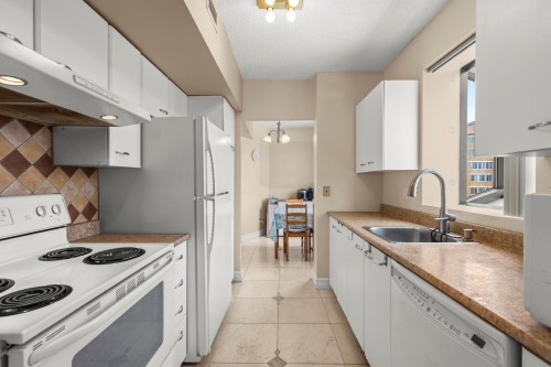 Kitchen - 630-7900 Ch. De La Côte-St-Luc, Côte-Saint-Luc, QC - Indoor Photo Showing Kitchen