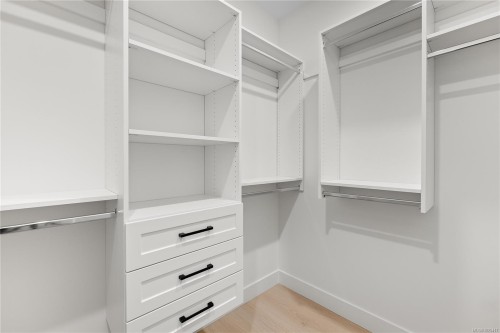 1201 Viewtop Rd, Duncan, BC - Indoor With Storage