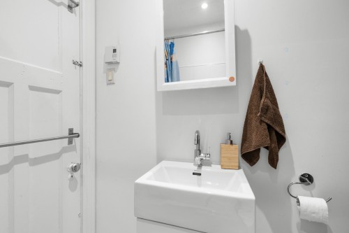 Bathroom - 4-425 Rue Villeray, Montréal (Villeray/Saint-Michel/Parc-Extension), QC - Indoor Photo Showing Bathroom