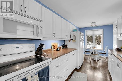 Handy Breakfast area for casual dining - 43 Waterview Court, Ottawa, ON - Indoor Photo Showing Kitchen
