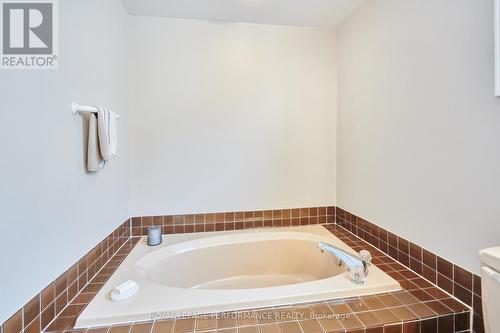 Separate soaker bathtub - 43 Waterview Court, Ottawa, ON - Indoor Photo Showing Bathroom