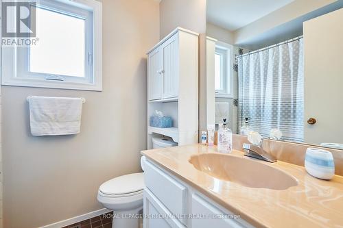 Main 4 piece Bathroom on second level - 43 Waterview Court, Ottawa, ON - Indoor Photo Showing Bathroom