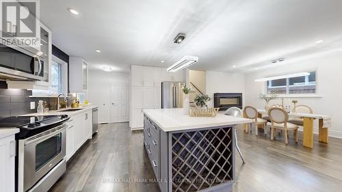 42 Devins Drive, Aurora, ON - Indoor Photo Showing Kitchen With Upgraded Kitchen