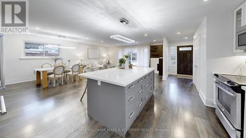 42 Devins Drive, Aurora, ON - Indoor Photo Showing Kitchen With Upgraded Kitchen