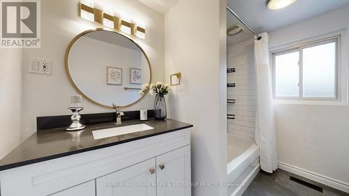 42 Devins Drive, Aurora, ON - Indoor Photo Showing Bathroom