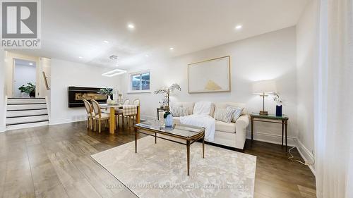 42 Devins Drive, Aurora, ON - Indoor Photo Showing Living Room