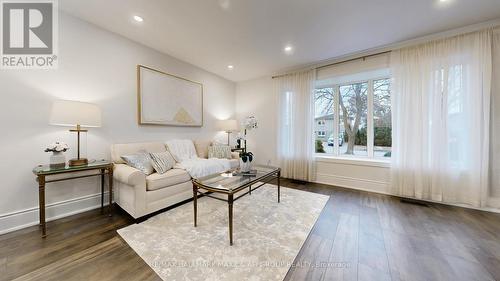 42 Devins Drive, Aurora, ON - Indoor Photo Showing Living Room