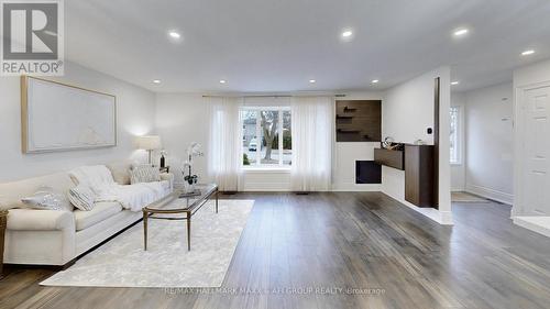 42 Devins Drive, Aurora, ON - Indoor Photo Showing Living Room