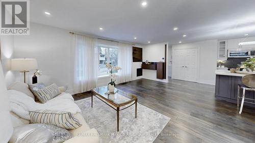 42 Devins Drive, Aurora, ON - Indoor Photo Showing Living Room