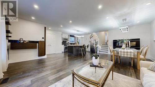 42 Devins Drive, Aurora, ON - Indoor Photo Showing Living Room