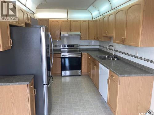 329 325 Keevil Crescent, Saskatoon, SK - Indoor Photo Showing Kitchen With Double Sink