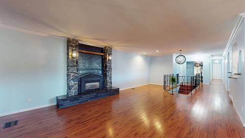 3 21St Avenue, Cranbrook, BC - Indoor Photo Showing Living Room With Fireplace