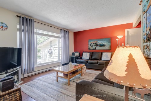107 Nicole Boulevard, Tiny, ON - Indoor Photo Showing Living Room