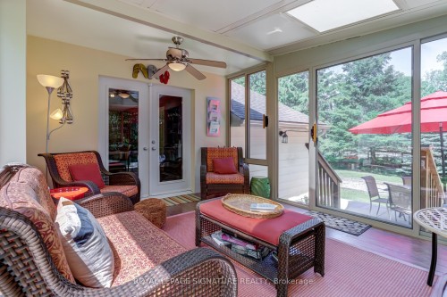 107 Nicole Boulevard, Tiny, ON - Indoor Photo Showing Living Room