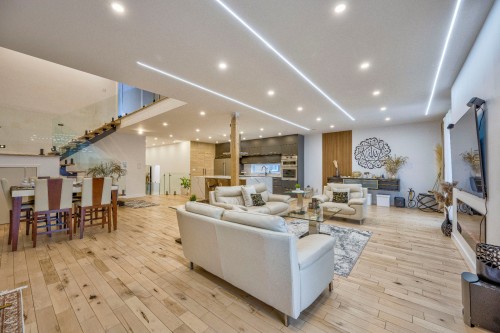 Salon - 2B Tsse Chatel, Laval (Sainte-Rose), QC - Indoor