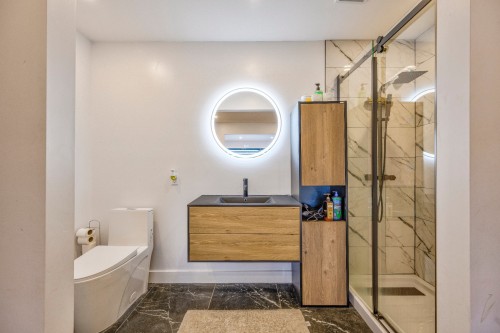 Salle de bains attenante à la CCP - 2B Tsse Chatel, Laval (Sainte-Rose), QC - Indoor Photo Showing Bathroom