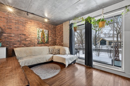 Salon - 109-9200 Rue Hochelaga, Montréal (Mercier/Hochelaga-Maisonneuve), QC - Indoor