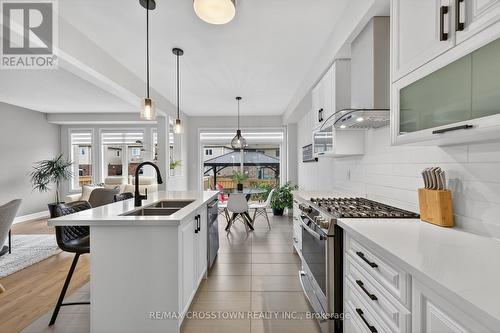 30 Hutton Crescent, Essa, ON - Indoor Photo Showing Kitchen With Upgraded Kitchen