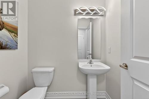 30 Hutton Crescent, Essa, ON - Indoor Photo Showing Bathroom