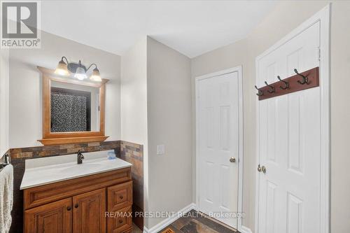 2957 Jackson Drive, Burlington, ON - Indoor Photo Showing Bathroom