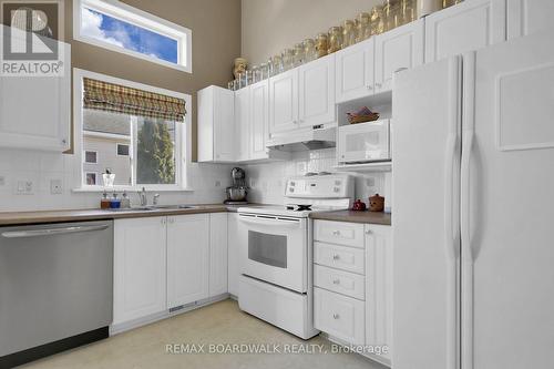 5 Maple Park Private, Ottawa, ON - Indoor Photo Showing Kitchen