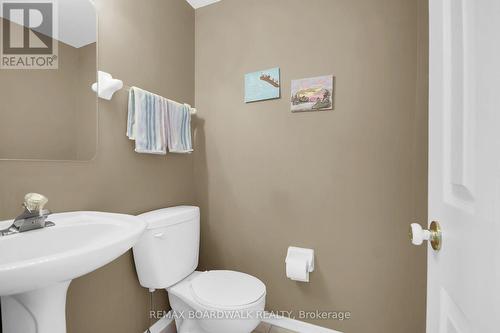Main floor bathroom - 5 Maple Park Private, Ottawa, ON - Indoor Photo Showing Bathroom