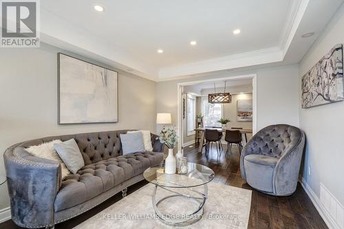 18 Desantis Court, Hamilton, ON - Indoor Photo Showing Living Room