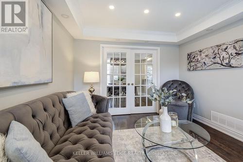 18 Desantis Court, Hamilton, ON - Indoor Photo Showing Living Room