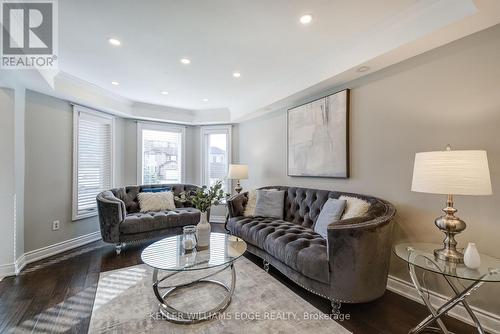 18 Desantis Court, Hamilton, ON - Indoor Photo Showing Living Room