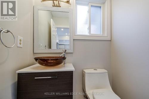 18 Desantis Court, Hamilton, ON - Indoor Photo Showing Bathroom