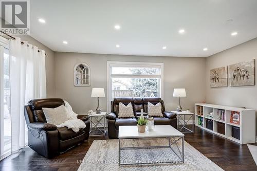 18 Desantis Court, Hamilton, ON - Indoor Photo Showing Living Room