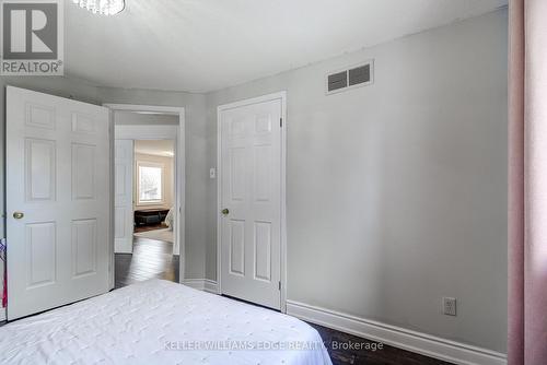 18 Desantis Court, Hamilton, ON - Indoor Photo Showing Bedroom