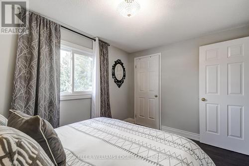 18 Desantis Court, Hamilton, ON - Indoor Photo Showing Bedroom
