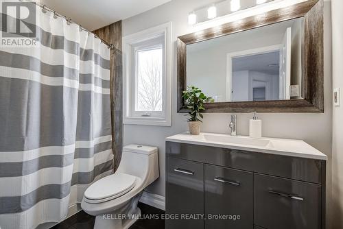 18 Desantis Court, Hamilton, ON - Indoor Photo Showing Bathroom